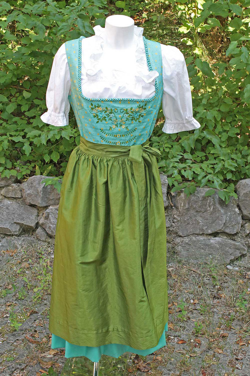 Second-Hand: Dirndl in grün und türkis mit weißer Rüschenbluse