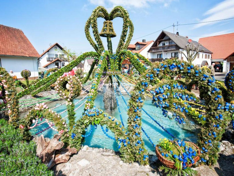 Der größte Osterbrunnen der Welt