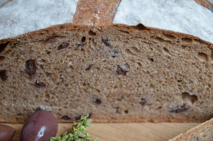 Leckeres Brot mit Oliven und Zitronenthymian