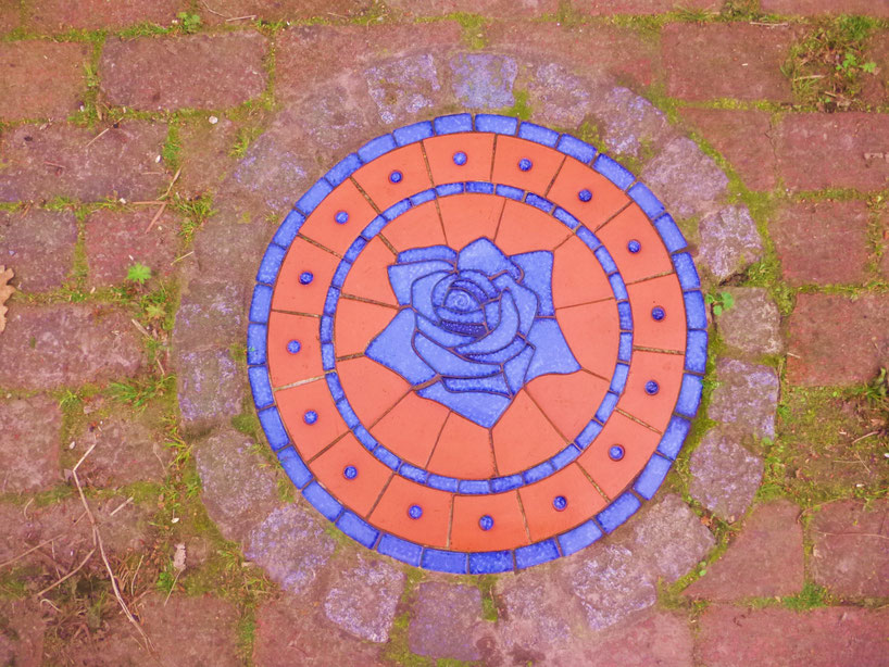 Bodenmosaik Rose blau, d: 50 cm, Euro 300.-