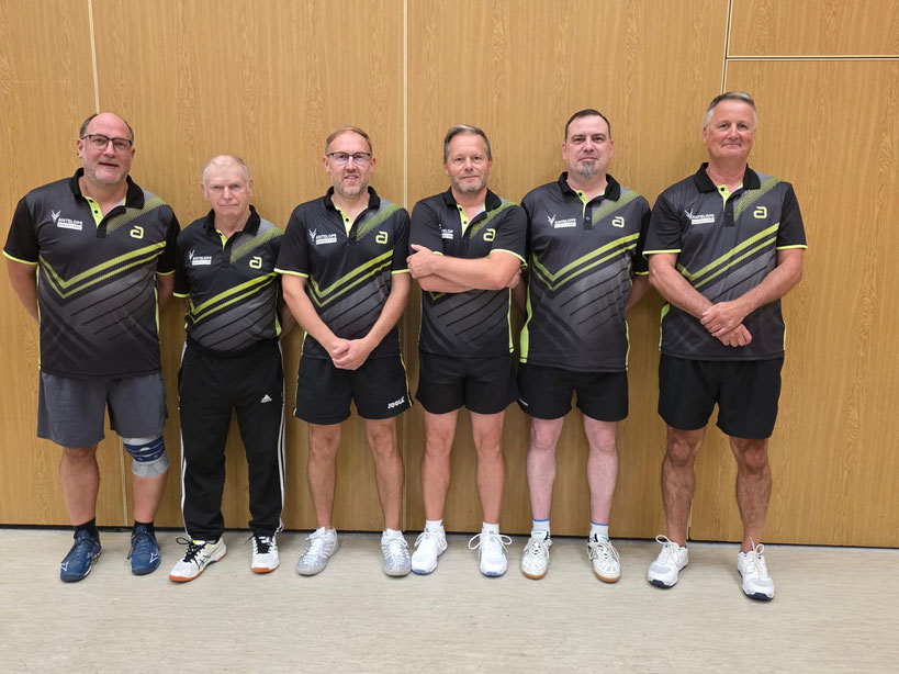 Mannschaftsfoto 2025/26, v. l. n. r.: Mark, Hans, Tim, Olaf, Rainer und Kurt. Es fehlen Celina, Torsten und Edwin