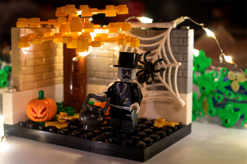 Legovignette, Halloweenszene, Kürbisse, Herbstlaub, Zombievampir, Spinnennetz