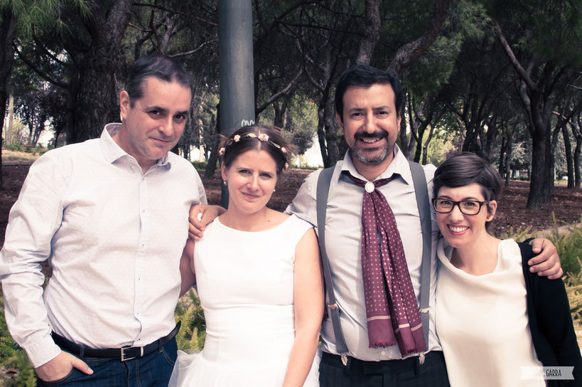 Foto con los novios (aquí faltan Bari y Guille pero es porque estábamos solos los 6 y alguien tenía que hacer la foto así que nos turnamos :P).