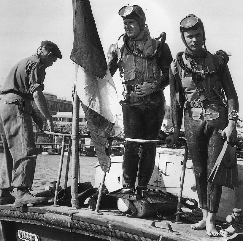 Albert Cot Fifty Fathoms au poignet et Claude Machefaux en mission d'inspection des épaves obstruant le canal de Suez - Crédit : Paul Corcuff