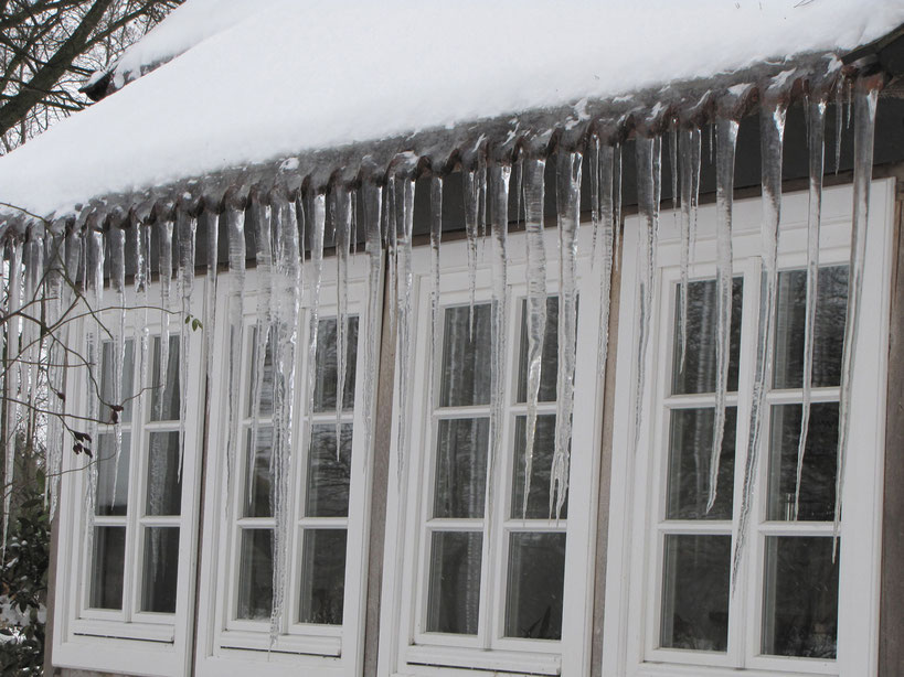 Foto "Eiszapfen vor dem Fenster" Winfried Haas aus "Hausbuch für den Advent" ars Edition 2014