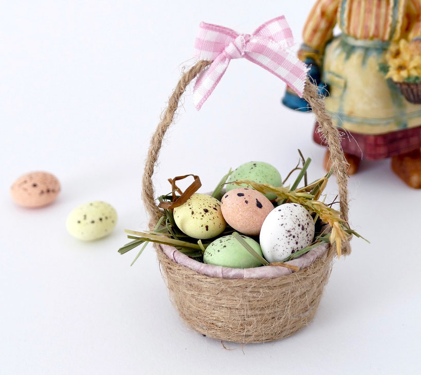 Handgemachtes, kleines Körbchen mit bunten Zuckereiern