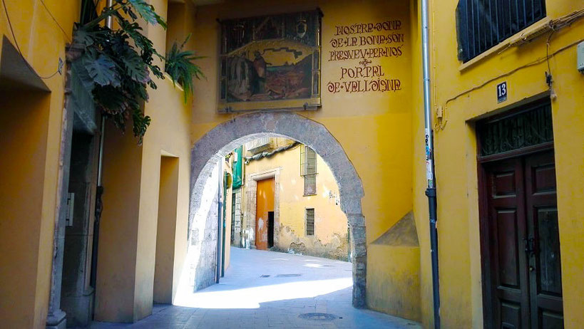 El Portal de la Valldigna o Puerta de la Valldigna es un portal del 1400 que separaba la ciudad cristiana de la morería de Valencia.