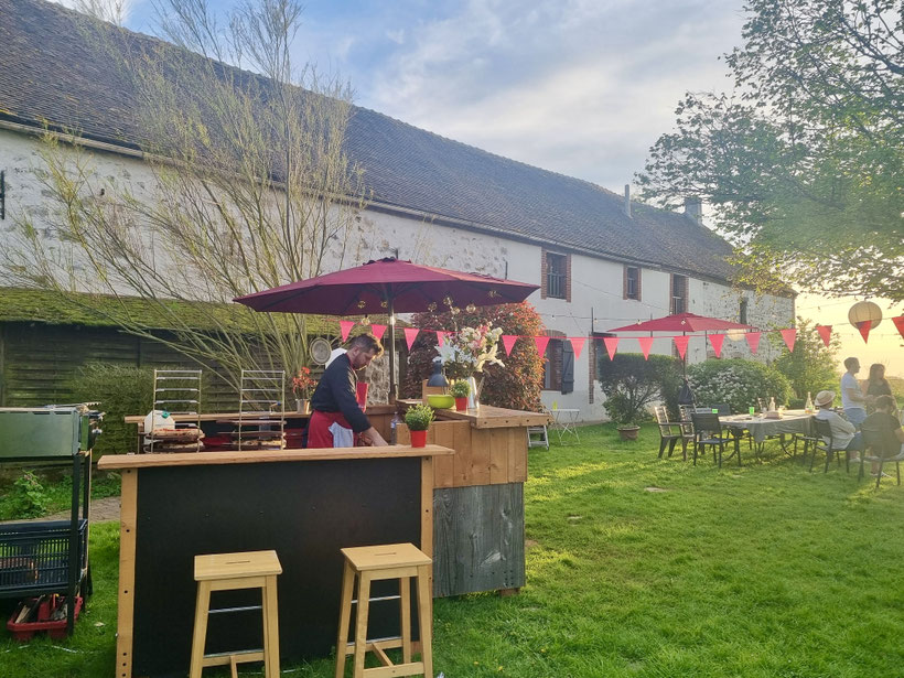 Vous cherchez un traiteur évènementiel spécialisé en pizzas ? Voici une photo du Bar à Pizzas de Walter installé dans un jardin pour une fête entre amis qui voulaient un traiteur évènementiel spécialisée en pizzas
