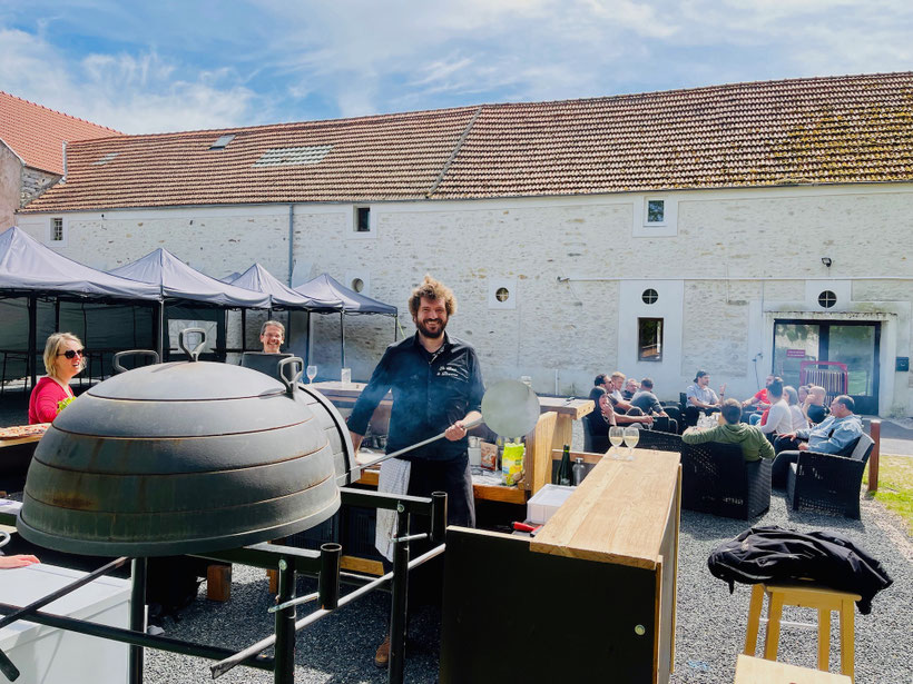 Walter de Mehlknepfle est devant Le Bar à Pizzas de Walter, traiteur évènementiel, lors d'un évènement d'entreprise au domaine d'Arvigny chez Pro'G traiteur.