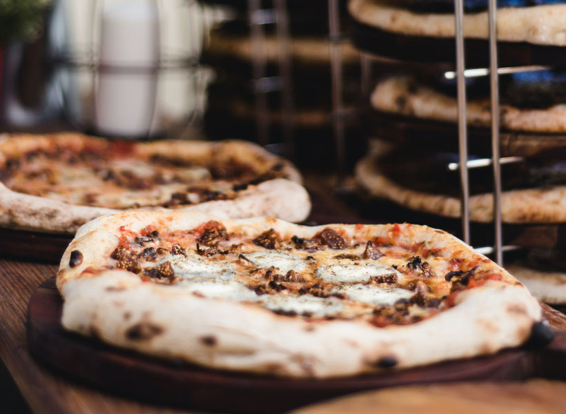 Le Bar à Pizzas de Walter, traiteur évènementiel, propose des pizzas traditionnelles et aussi des pizzas contemporaines comme cette Capri'cieuse avec des figues moelleuse, du Sainte-Maure-de-Touraine, des noix, et du miel d'acacia