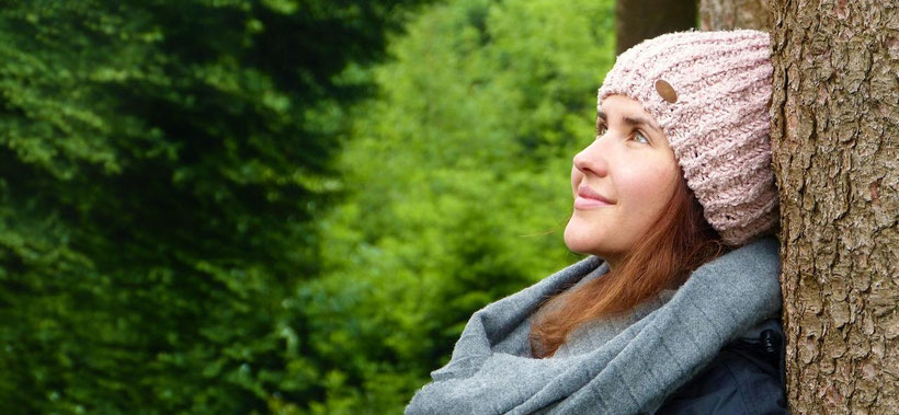 Selbstwertgefühl stärken in Wiesbaden: Eine Frau blickt ins Grüne – Praxis Anja de Boer.