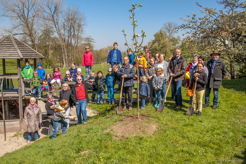 Gruppenbild der Pflanzgesellschaft am Tag des Baumes