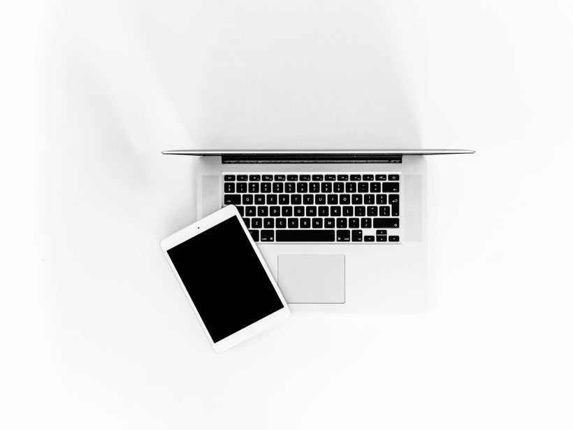 desk with pc and smartphone