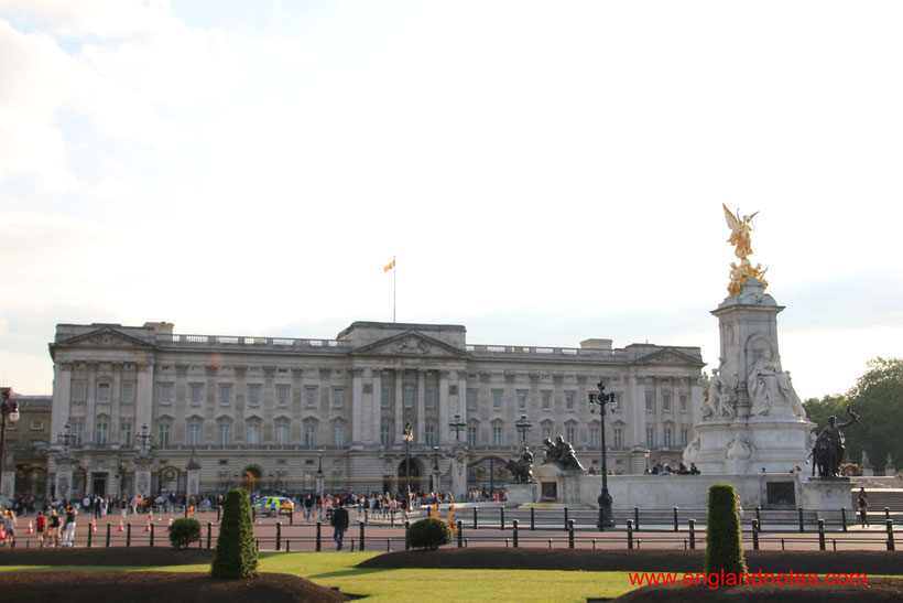 15 Dinge, die man im Urlaub in London tun sollte: Wachablösung Changing of the Guards vor dem  Buckingham Palace