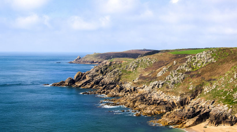 Reiseplanung England, 8 traumhafte Reiseziele in Südengland: Blick entlang der Küste von Cornwall, England