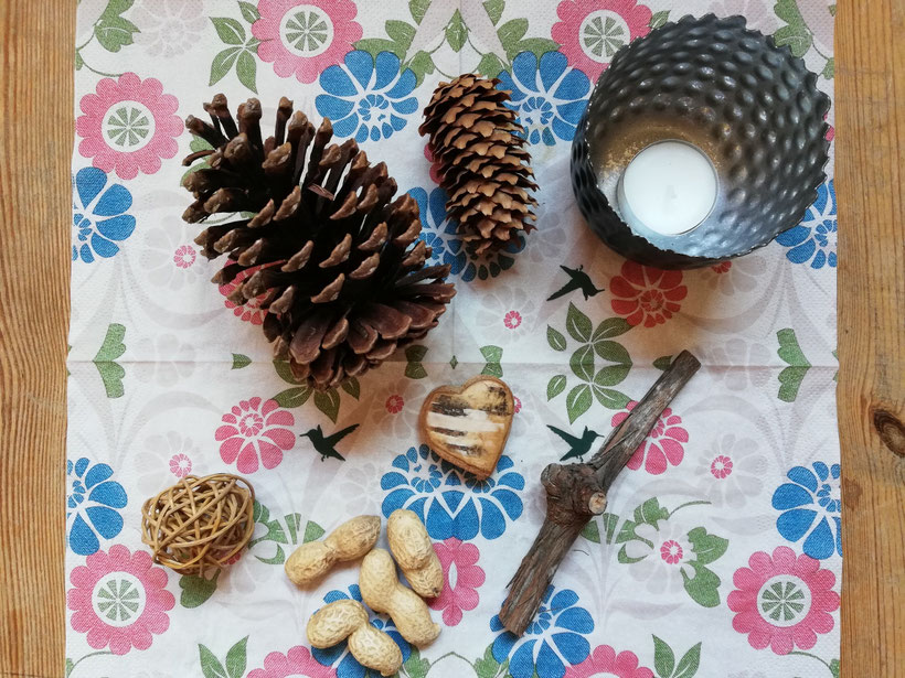 Kraftquelle, Naturdeko, Naturdekoration, Dekoration aus Naturmaterialien, einfache schnelle günstige und natürliche Deko aus Naturmaterialien, Dekorieren mit Holz, Tannenzapfen, Nüssen, kostenlose Naturdeko