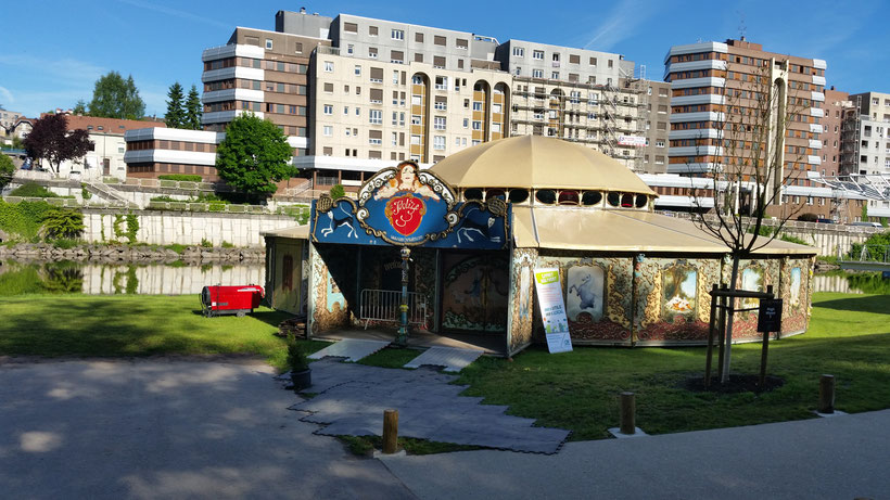 Un splendide théâtre de fête foraine, idéal en décors steampunk