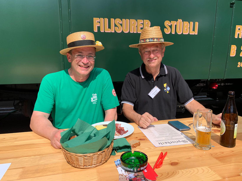 Auch Stiftungsratspräsident des Trammuseums Zürich, Christoph Wehrli (rechts) gönnte sich bei Sonnenschein am ersten Wochenende einen WAGI-Teller mit Monsteiner Weizenbier