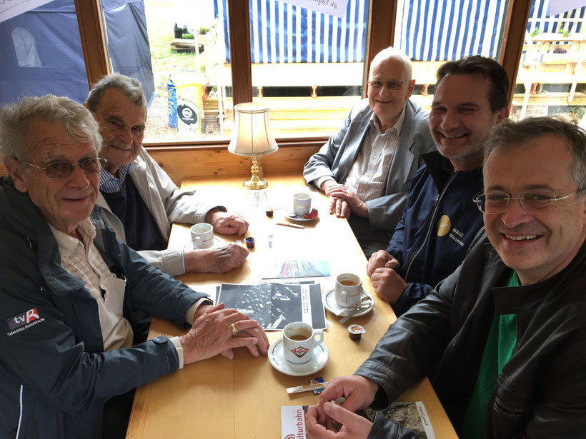 Der ehemalige Rollmaterialchef der RhB, Franz Skvor (hinten links) und Walter Pfeiffer (hinten rechts), früher seitens der Bündner Kraftwerke zuständig für die Stromlieferung an die RhB, erschienen wohlgelaunt zum Kaffee im Stübli