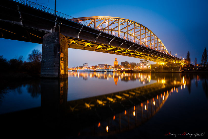 Kerstkleuren op de John Frostbrug in Arnhem