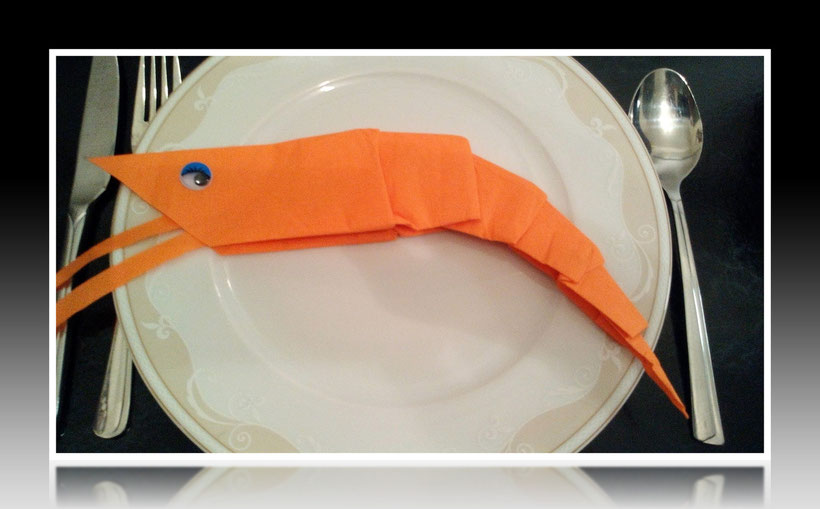 Tischdekoration Servietten falten Garnele für Kindergeburtstag. Deko leicht und einfach DIY Geburtstagdeko Servietten falten für Anfänger. Anleitung für einen Fisch. Tolles Motiv selber basteln.