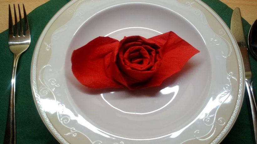 Tischdekoration Servietten falten Rose für Geburtstag und Weihnachten. Deko leicht und einfach DIY Geburtstagsdeko Servietten falten für Valentinstag. Anleitung für eine Rose als Dekoration. Tolles Motiv selber basteln.