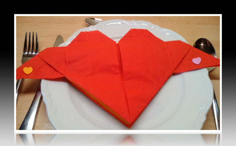 Servietten Falten Herz Valentinstag Deko Freshouse