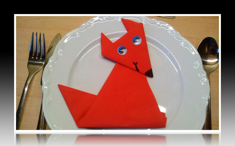 Tischdekoration Servietten falten Fuchs für Geburtstag. Deko leicht und einfach DIY Geburtstagdeko Servietten falten für Anfänger. Anleitung für einen Fuchs als Dekoration. Tolles Motiv selber basteln.