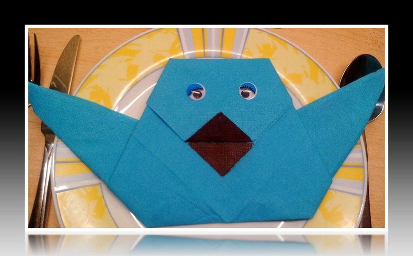 Tischdekoration Servietten falten Vogel für Kindergeburtstag. Deko leicht und einfach DIY Geburtstagdeko Servietten falten für Anfänger. Anleitung für einen Vogel. Tolles Motiv selber basteln.