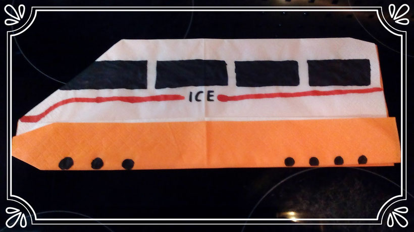 Tischdekoration Servietten falten Zug. Deko leicht und einfach DIY Bahn Servietten falten für Kinder. Anleitung ICE für Anfänger.