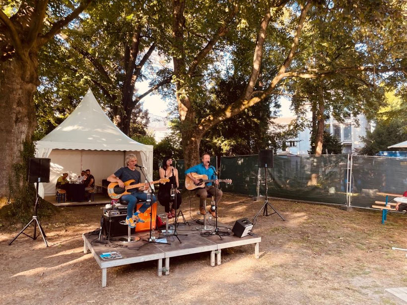 Musik im Kunstpark "Trio small is beautiful" mit feinen Tönen direkt am Museumshof der VILLA ARTIS