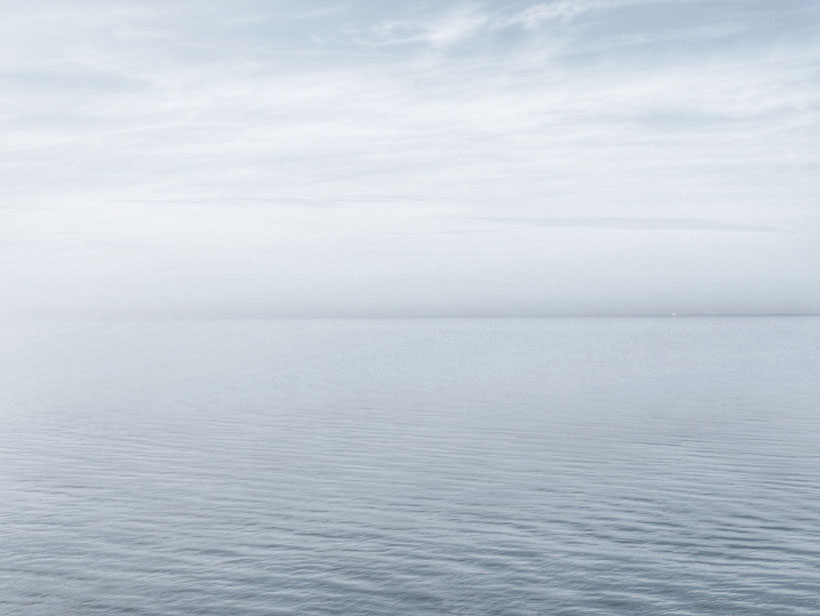 der Meer und der Himmel verschmelzen zu einem Meer aus blau