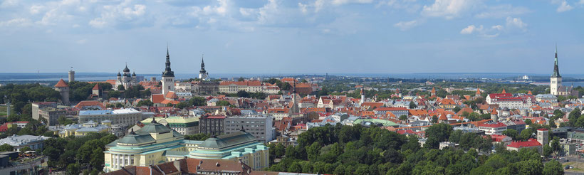 Panorama von Tallinn. Blick von der Dachterrasse des Radisson Blu Hotels auf Oberstadt (links) und Unterstadt