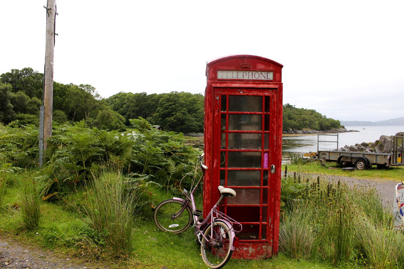 Please give me a call. Telefonzelle beim "Glenuig Inn"