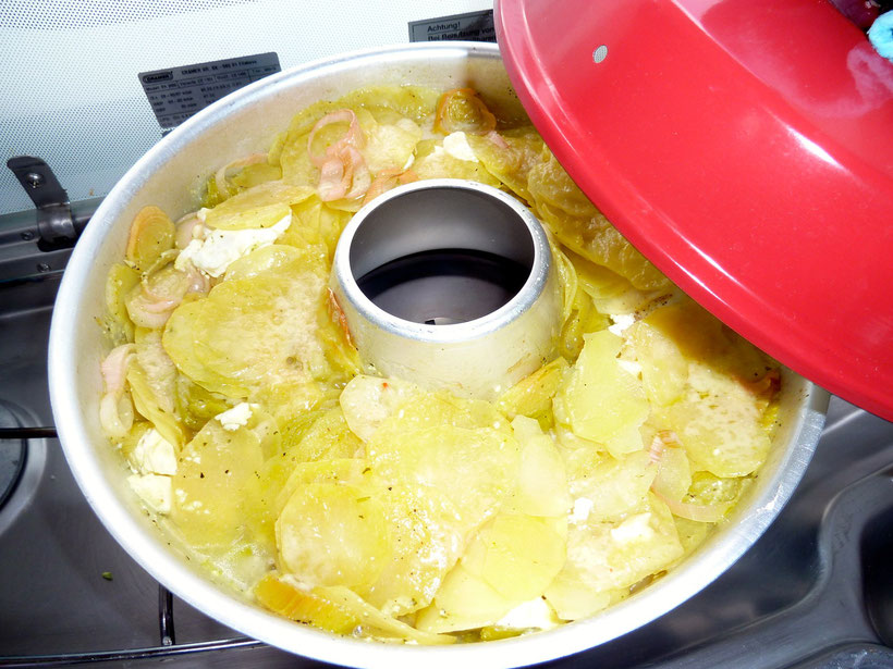 Kartoffeln, Lauch, Ziegenfrischkäse und Gemüsebrühe. Ein kulinarisches Abenteuer im Omina-Backofen