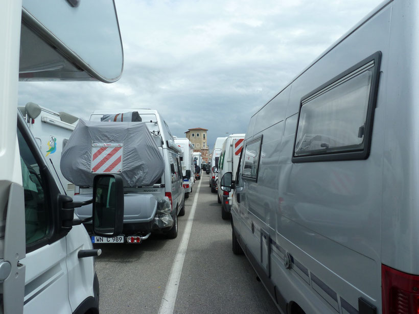 Warten auf die Fähre von Livorno nach Golfo Aranci auf Sardinien