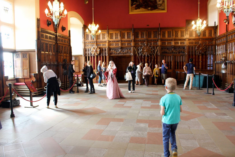 Great Hall, Edinburgh Castle. 1440 wurde dem Grafen von Douglas und seinem Bruder der Kopf eines schwarzen Bullen auf einem Silbertablett serviert. Ein Zeichen für die baldige Hinrichtung.