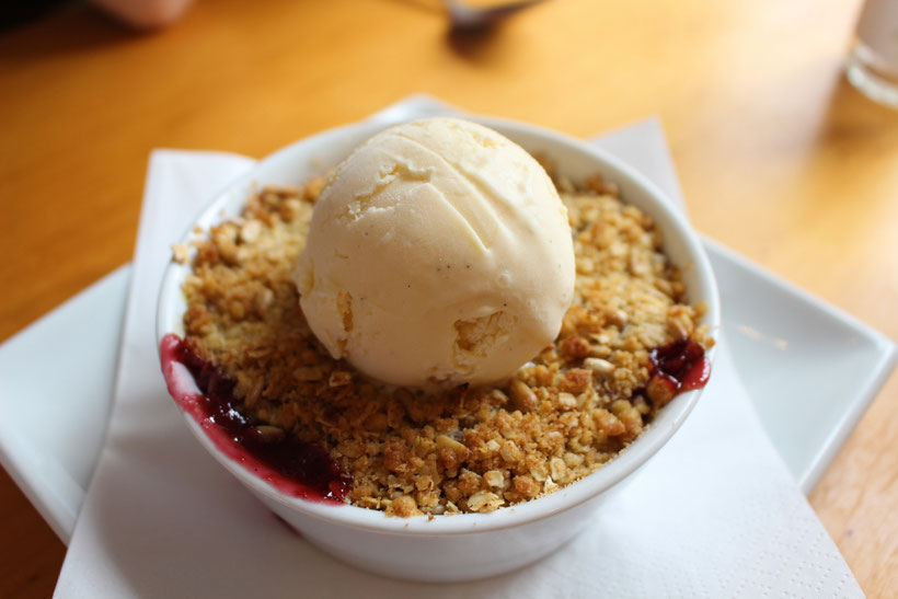 Crumble mit hausgemachtem Vanilleeis