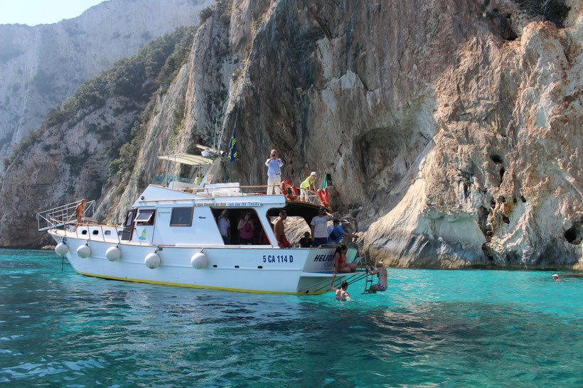 Während die einen die Grotte del Fico besuchen, baden die anderen schon mal im Meer