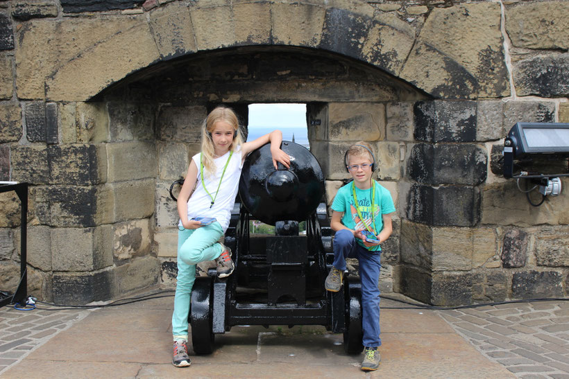 Eine der Kanonen, die 10 Tonnen schwere Mons Meg, erlangte traurige Berühmtheit. Ein Rohrkrepierer riss 1680 einem Trommler den Kopf ab. Seither spukt es im Castle ...