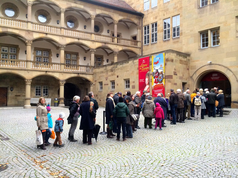 Warteschlange vor der Sonderausstellung im Alten Schloss, Stuttgart