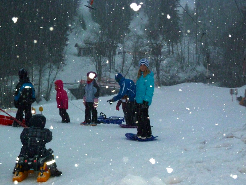 Abends ist die Piste fest in Kinderhand