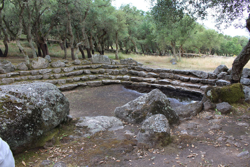 Su Romaneszu. Wasserbecken mit Sitzreihen