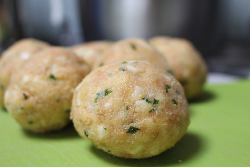 Speckknödel mit Käse, Brennnessel und Speck