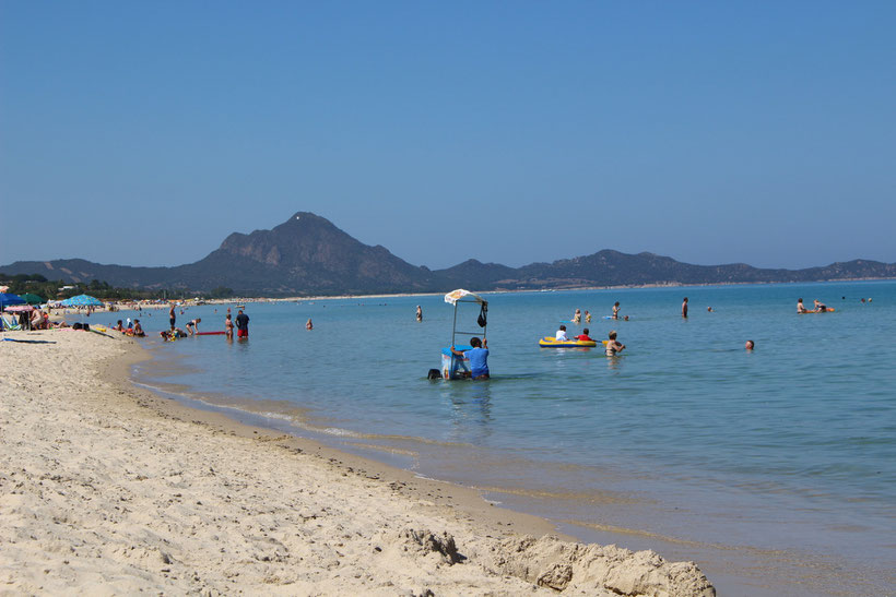 Granita-Verkäufer mit schwimmendem Stand an der Costa Fei