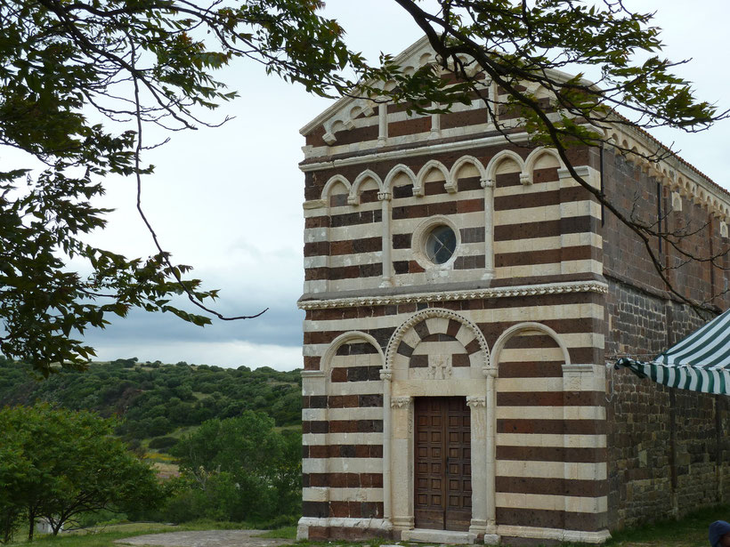 Zebra im Wiesengrund. Das pisanische Kirchlein San Pietro di Simbranos