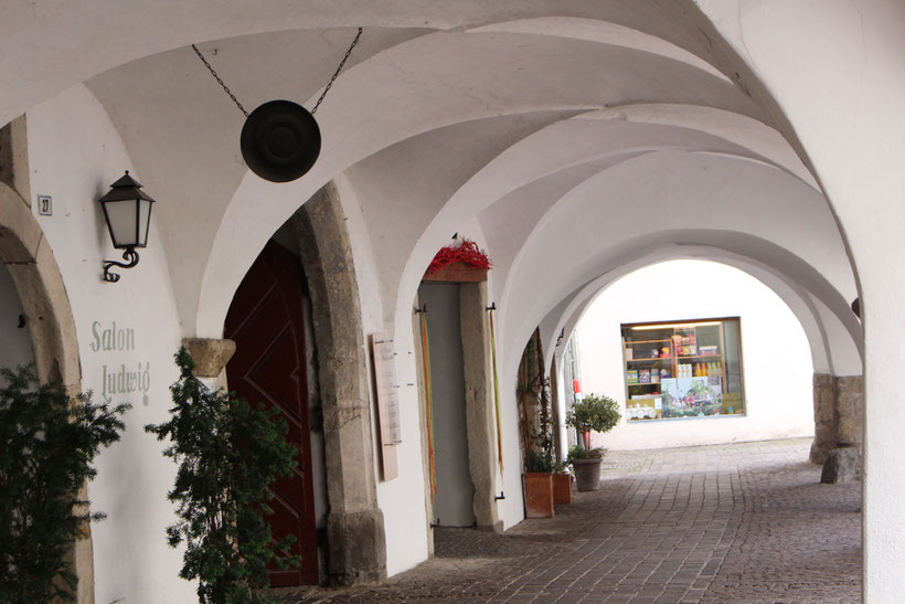 Einer der vielen Laubengänge in Neumarkt