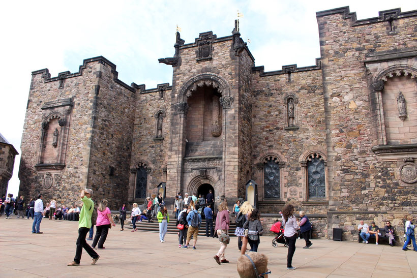 Edinburgh Castle. Im bestbewachten Zimmer Schottlands liegen hinter dickem Panzerglas die schottischen Kronjuwelen der Queen. Striktes Fotografierverbot!