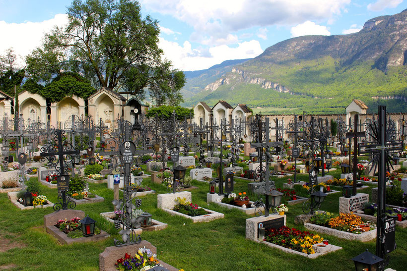 Schmiedeeiserne Grabkreuze. Friedhof Kurtatsch