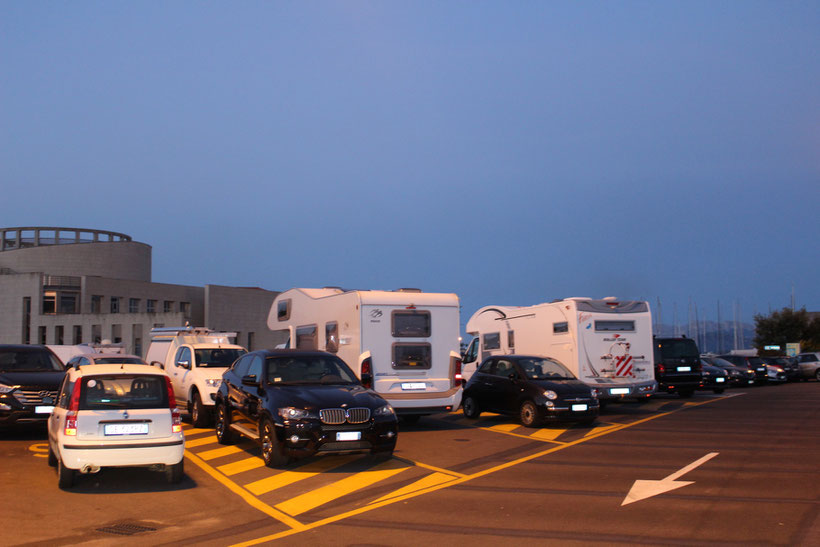 Parkplatz in Olbia, Museum bei der Marina